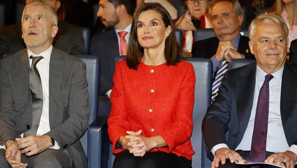 El ministro Fernando Marlaska, la Reina Letizia y el presidente de Mutua Madrileña, Ignacio Garralda, durante el acto