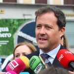 El alcalde de Toledo, Carlos Velázquez, en declaraciones a medios durante a inauguración de la exposición de Tagus con motivo del Día del Agua