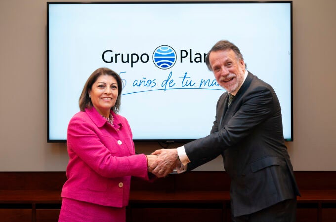 La embajadora de Ecuador, Wilma Andrade, y el presidente del Grupo Planeta, José Creuheras, ayer, en la sede del Grupo Planeta en Barcelona 