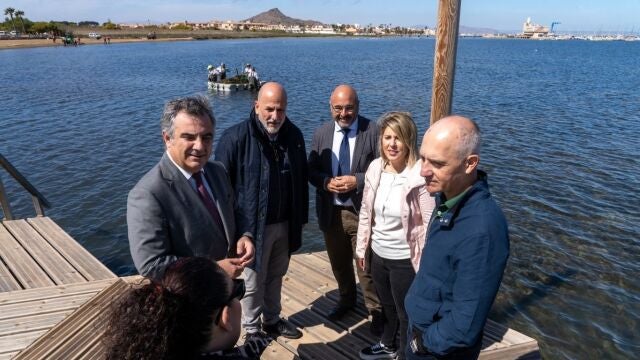 Retirada de biomasa en Estrella de Mar, junto a club náutico de Los Urrutias