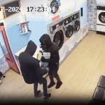 Dos de los ladrones durante uno de los robos perpetrados en lavanderías de autoservicio