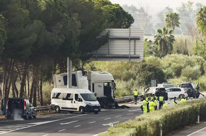Seis muertos, entre ellos dos guardias civiles, al arrollar un camión un control en Los Palacios