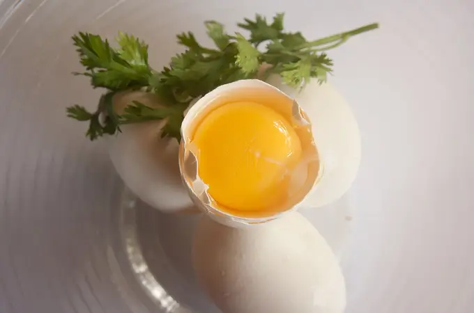 ¿Qué es esa sustancia blanca en la yema del huevo? Descubre por qué se forma y si es seguro consumirla