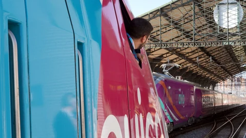Un tren de Avlo junto a otro de Ouigo en la estación de Valladolid