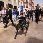 Varios agentes de la Policía Local de Málaga con el perro robot