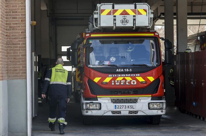 Bomberos intervienen en un incendio en un ático de Valencia causado por una bengala