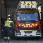 Bomberos intervienen en un incendio en un ático de Valencia causado por una bengala