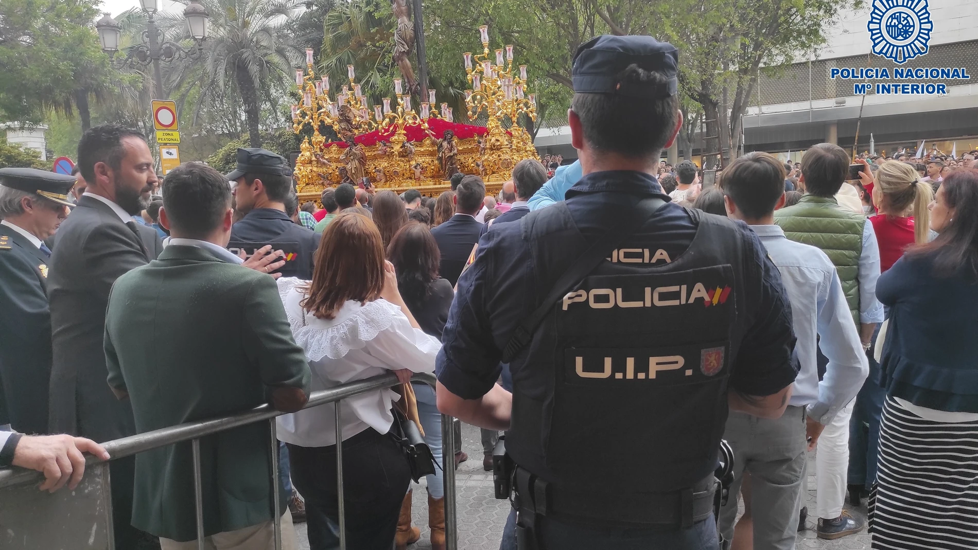 Un agente de la Policía Nacional en la Semana Santa de Sevilla