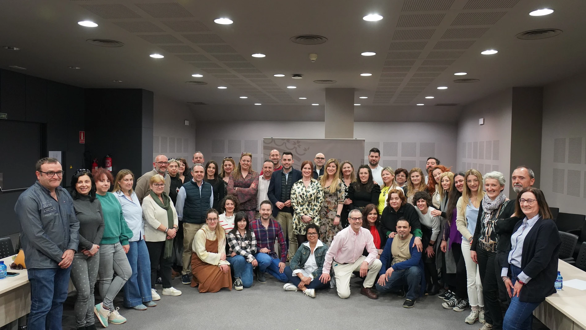 Raquel Alonso junto con alcaldes y concejales de los municipios de Valladolid donde llega el programa de Circuitos Escénicos