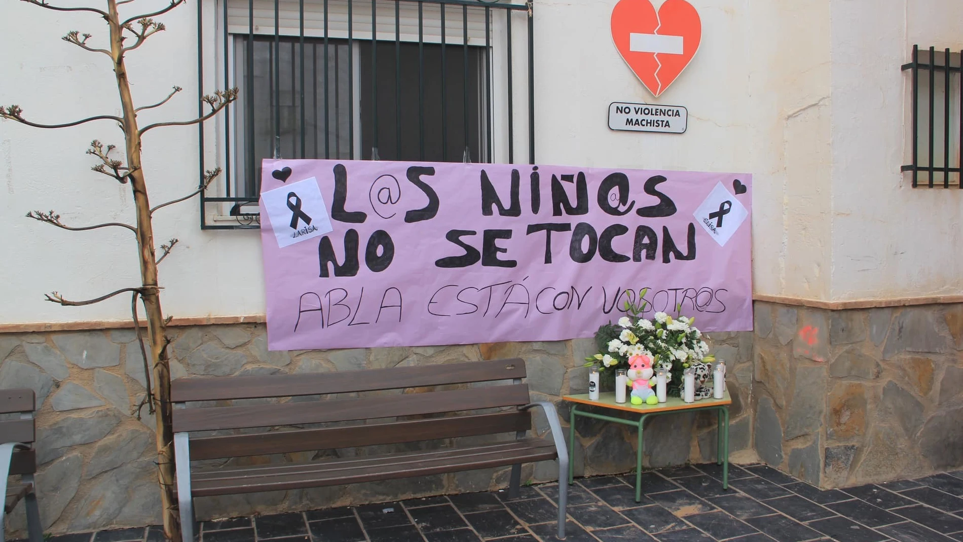 Pancarta en recuerdo de las niñas asesinadas por su padre en Alboloduy (Almería).AYUNTAMIENTO DE ABLA20/03/2024