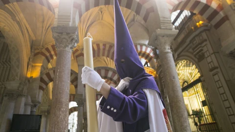 Un nazareno por el interior de la Mezquita-Catedral de Córdoba