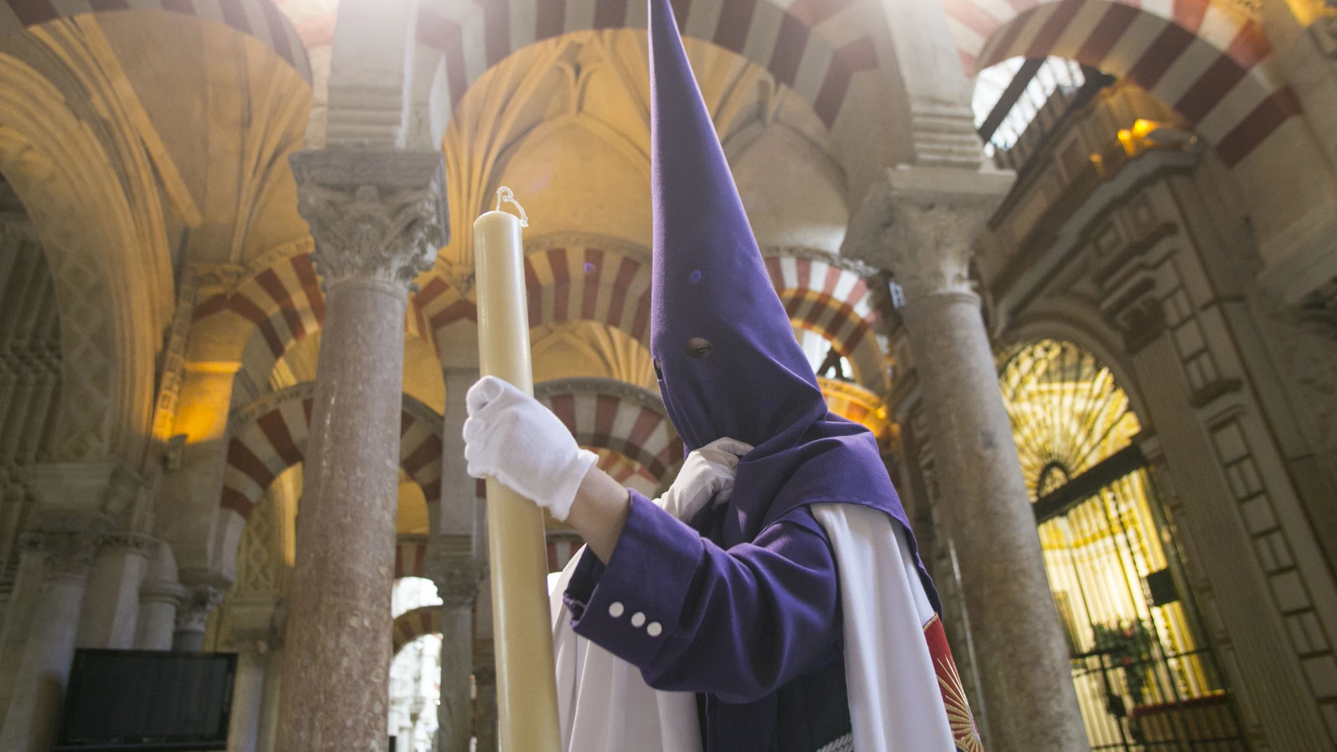 Un nazareno por el interior de la Mezquita-Catedral de Córdoba