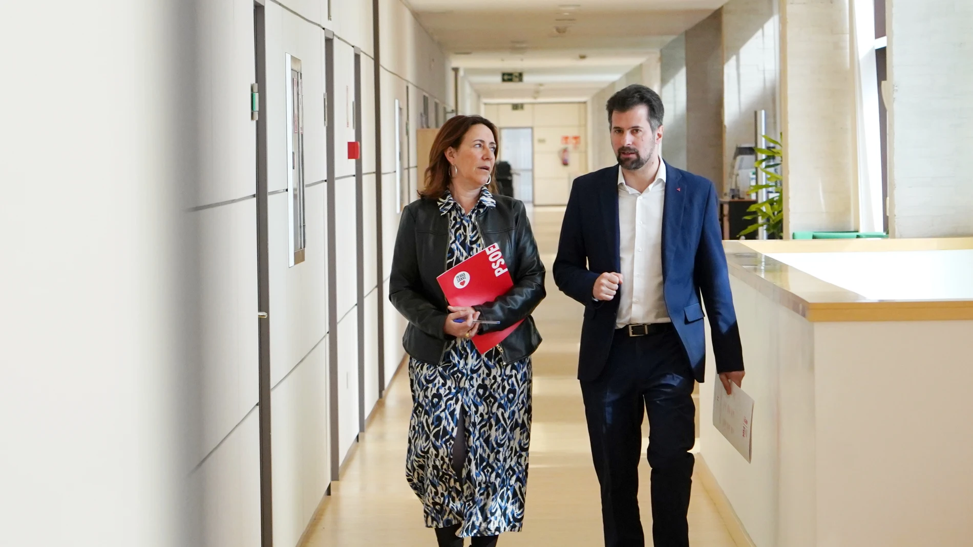 Luis Tudanca junto a Rosa Rubio, en los pasillos de las Cortes