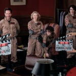 Desde la izquierda, Paul Rudd, Carrie Coon, McKenna Grace y Finn Wolfhard, durante el rodaje de "Cazafantasmas: Imperio helado"