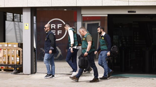 Agentes de la UCO abandonan la sede de la RFEF