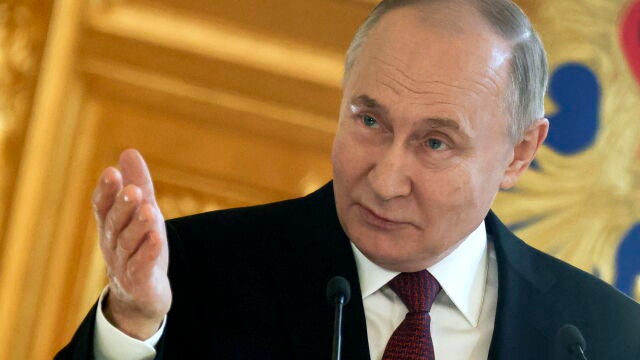 Russian President Vladimir Putin meets election agents at the Kremlin