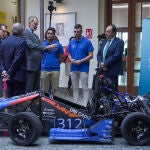 El rey Felipe VI junto a los estudiantes responsables del monoplaza Fórmula Gades de la Universidad de Cádiz