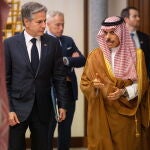 Antony Blinken, junto al ministro de Igualdad saudí, el príncipe Faisal bin Farhan bin Abdullah, en Jedá 