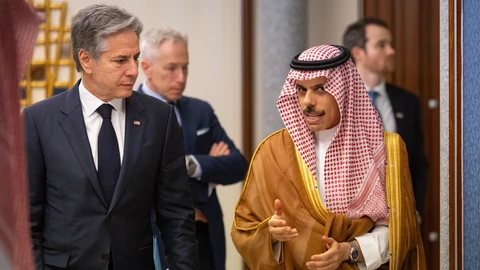 Antony Blinken, junto al ministro de Igualdad saudí, el príncipe Faisal bin Farhan bin Abdullah, en Jedá