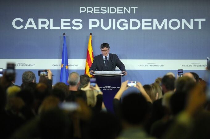 El expresidente de la Generalitat Carles Puigdemont durante la conferencia que está ofreciendo en el al ayuntamiento de Elna (Francia) en la que se espera que desvelará si se presenta como candidato de JxCat a las elecciones catalanas del próximo 12 de mayo y a las elecciones europeas del 9 de junio. 