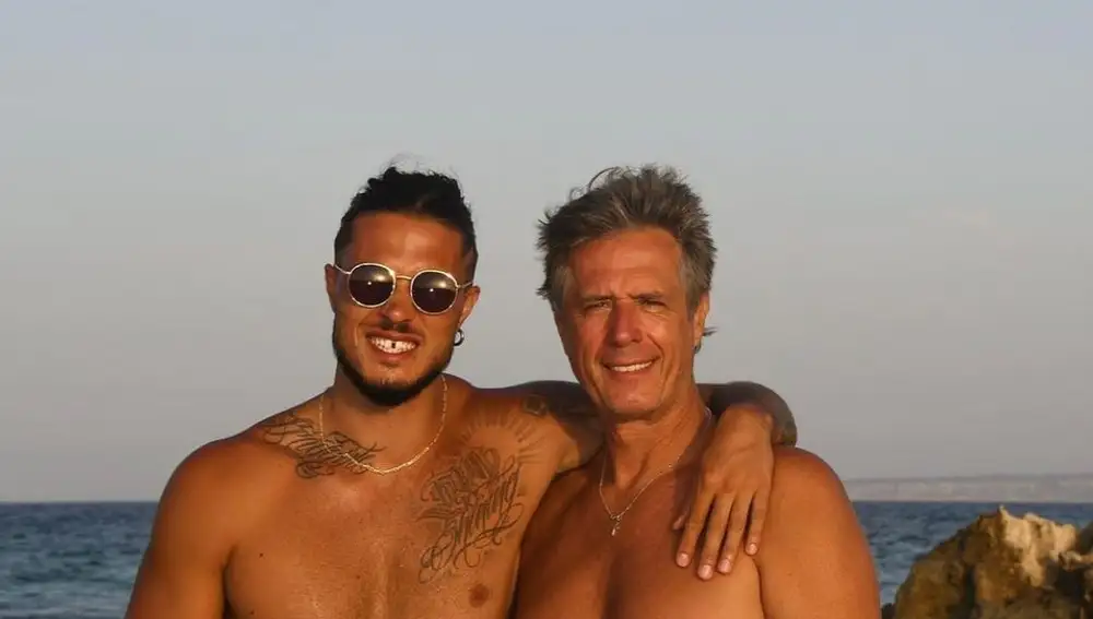 Carlo Costanzia, durante sus vacaciones con su padre