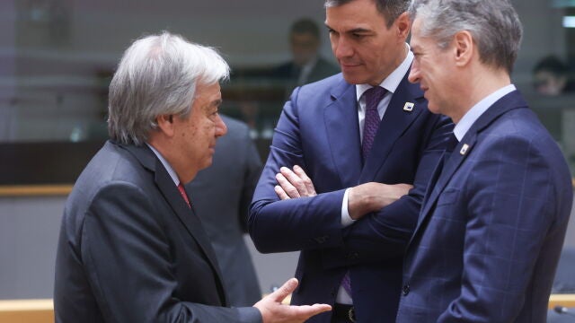  El secretario general de Naciones Unidas, Antonio Guterres; el presidente de España, Pedro Sánchez; y el primer ministro esloveno, Robert Golob, conversan durante la reunión del Consejo Europeo celebrada este jueves en Bruselas (Bélgica)