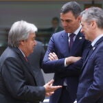  El secretario general de Naciones Unidas, Antonio Guterres; el presidente de España, Pedro Sánchez; y el primer ministro esloveno, Robert Golob, conversan durante la reunión del Consejo Europeo celebrada este jueves en Bruselas (Bélgica)