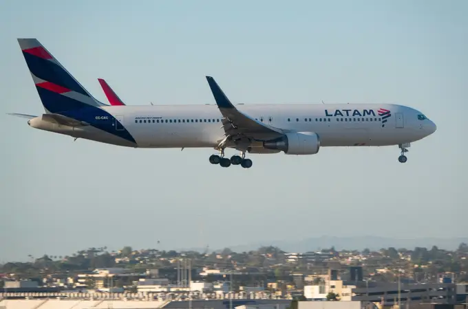 Una azafata activa un botón por error y provoca la caída en un vuelo hacia Nueva Zelanda