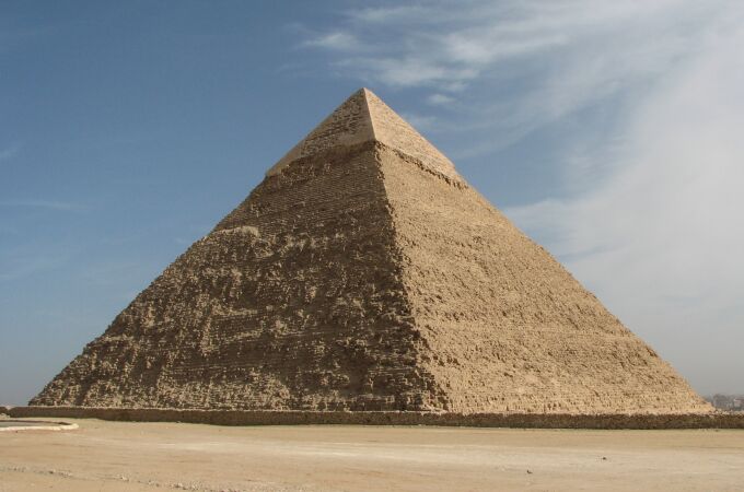 Pirámide de Khafre en Giza, Egipto. Las pirámides son construcciones que fueron creadas un lugar en el que el cuerpo del faraón momificado pudiera descansarcon el objetivo de tener 