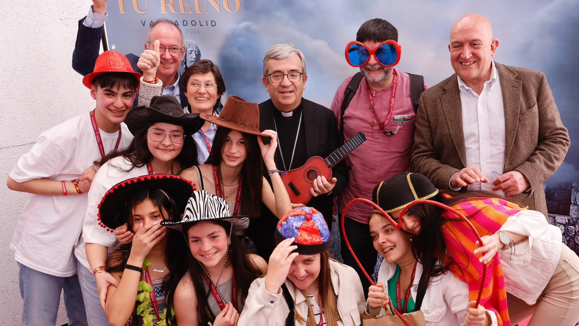 El alcalde Jesús Julio Carnero y al arzobispo Luis Argüello con los estudiante sy profesores