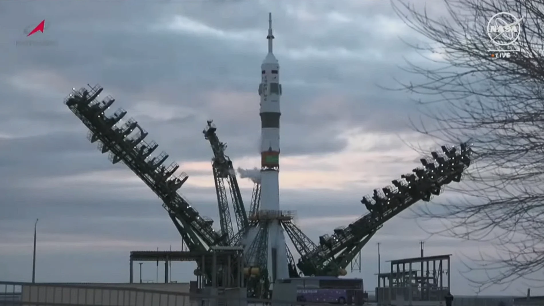 La nave Soyuz MS-25 y el cohete Soyuz 2.1a en la rampa de lanzamiento, momento antes de abortarse el despegue. 