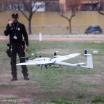 Agente de los Mossos d'Esquadra junto al nuevo dron de ala fija de la Unidad Aérea