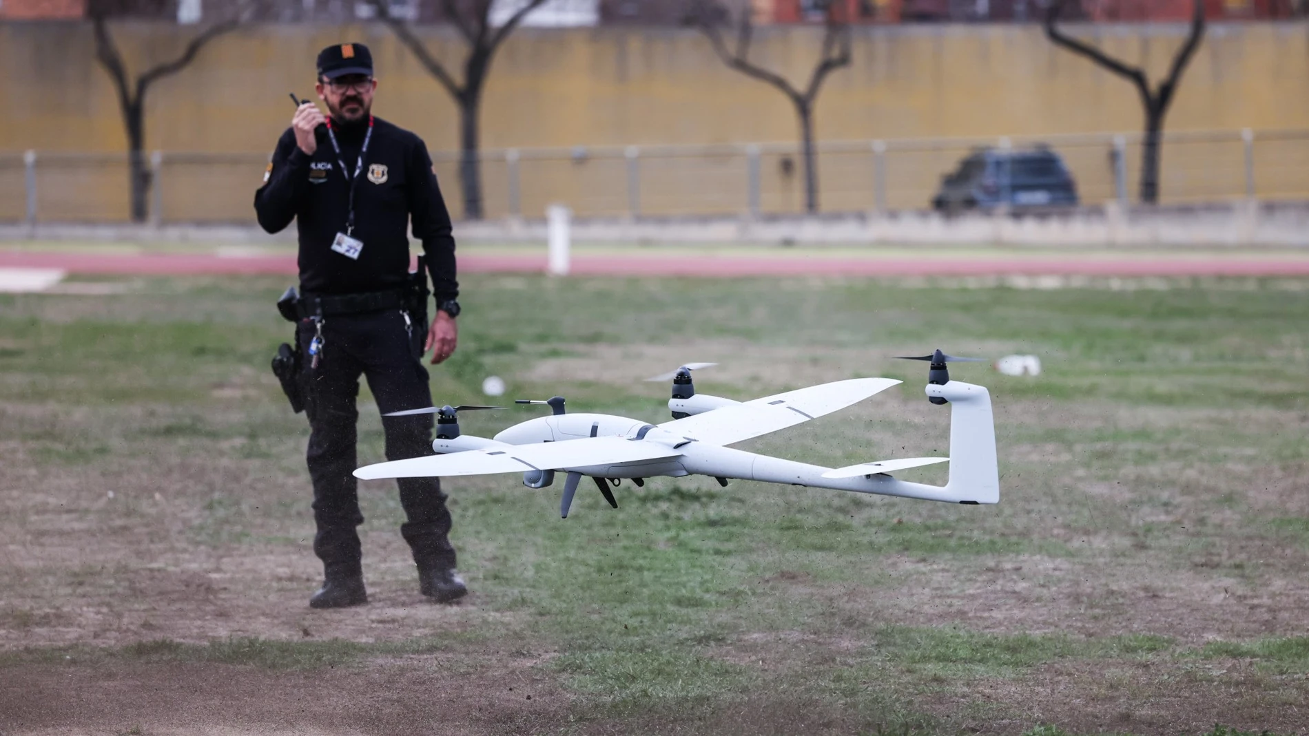 Agente de los Mossos d'Esquadra junto al nuevo dron de ala fija de la Unidad Aérea