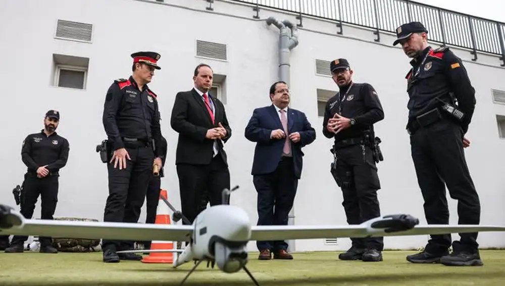El consejero de Interior de la Generalitat de Cataluña, Joan Ignasi Elena y el comisario jefe de los Mossos, Eduard Sallent, durante la presentación de los nuevos drones del cuerpo