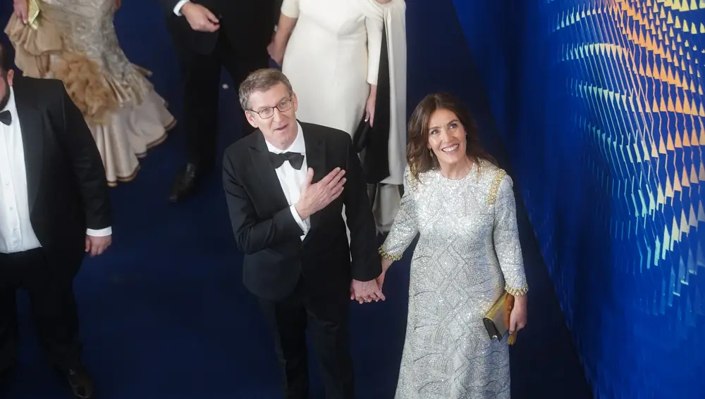 El presidente del PP, Alberto Núñez Feijóo y su mujer Eva Cárdenas, en la alfombra azul previa a la gala de la 37 edición de los Premios Goya, en el Palacio de Congresos y Exposiciones FIBES, a 11 de febrero de 2023, en Sevilla, Andalucía (España). La Academia celebra la calidad del cine español con la entrega de los Premios Goya, los más importantes del cine español, a los mejores profesionales de cada una de las especialidades técnicas y creativas. A lo largo de su historia, la Academia ha reconocido con el Goya, o con su nominación, el trabajo tanto de técnicos, profesionales anónimos para el gran público, como de grandes estrellas españolas e internacionales. 11 FEBRERO 2023;VESTIDOS;LOOKS;GOYA 2023;CINE;CINE ESPAÑOL;ESTATUA;NOMINADOS;TACONES Eduardo Briones / Europa Press 12/02/2023