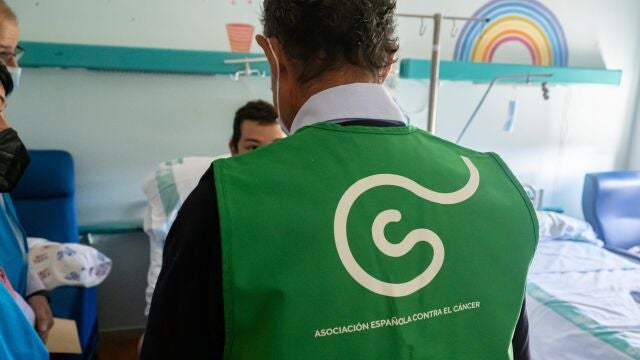 Un voluntario de la institución durante la visita a un niño hospitalizado