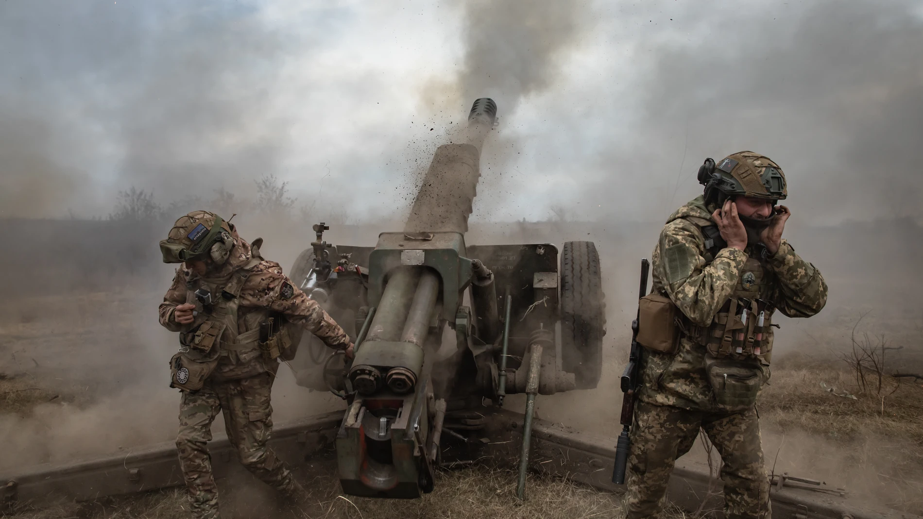 March 21, 2023, Bakhmut, Donetsk Region, Ukraine: Artillerymen from the 24th assault battalion 'Aidar' fire a 122mm howitzer D-30 into Russian positions near Bakhmut, as Ukrainian forces hold positions amid attacks. (Foto de ARCHIVO) 21/03/2023