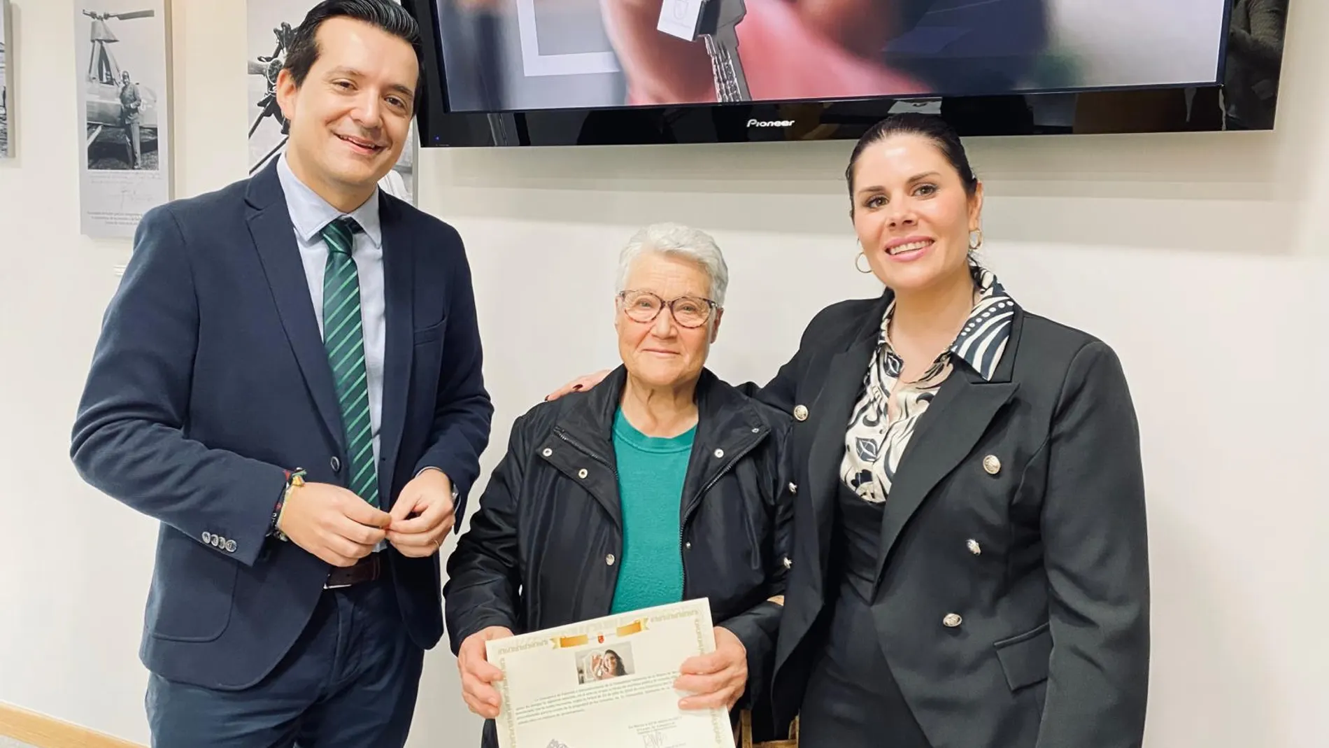 El consejero de Fomento e Infraestructuras, José Manuel Pancorbo, y la directora general de Vivienda, María Gil, durante el acto de entrega de las viviendas del 'Plan Haciendo Hogar' a diversas familias de la Región