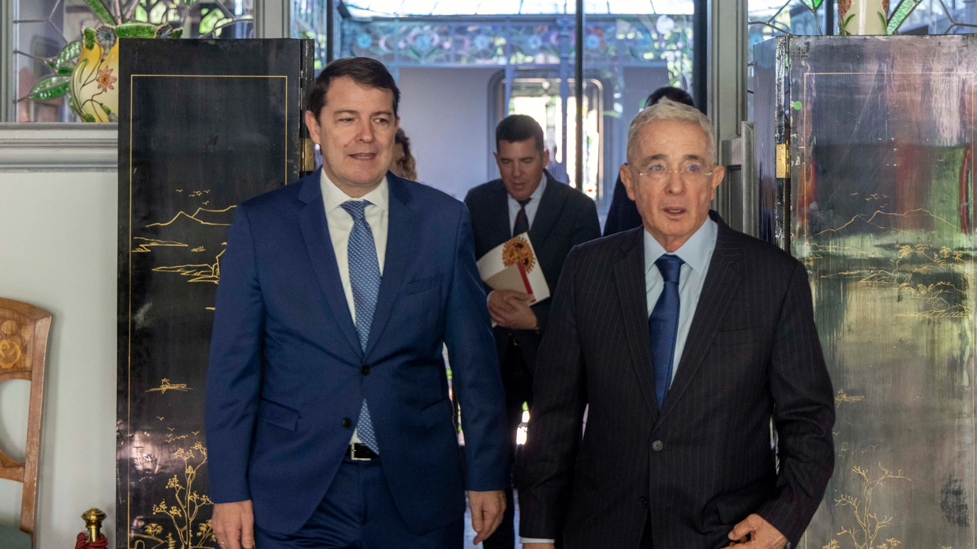 Fernández Mañueco recibe a Álvaro Uribe en la Casa Lis de Salamanca