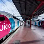 Un tren en el andén durante la inauguración de la línea de Ouigo entre Madrid, Albacete y Alicante, en la Estación de Madrid-Chamartín-Clara Campoamor.