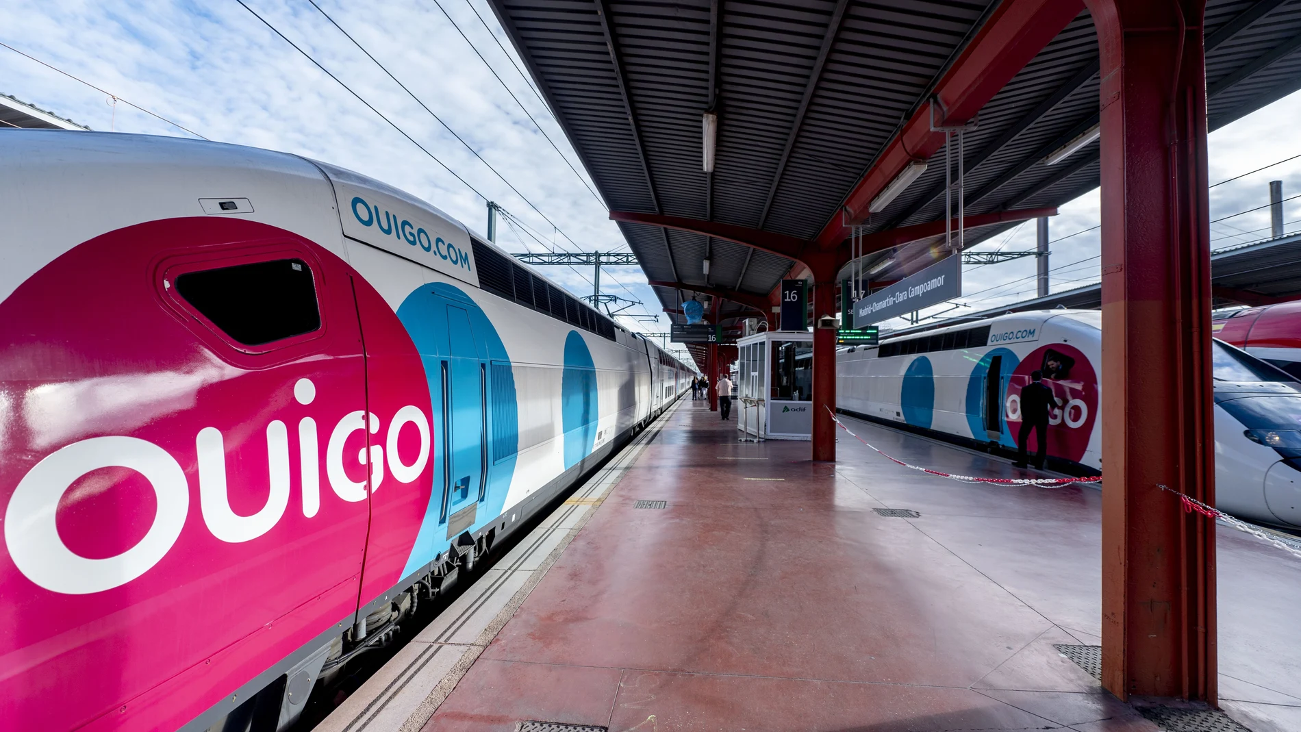 Un tren en el andén durante la inauguración de la línea de Ouigo entre Madrid, Albacete y Alicante, en la Estación de Madrid-Chamartín-Clara Campoamor.