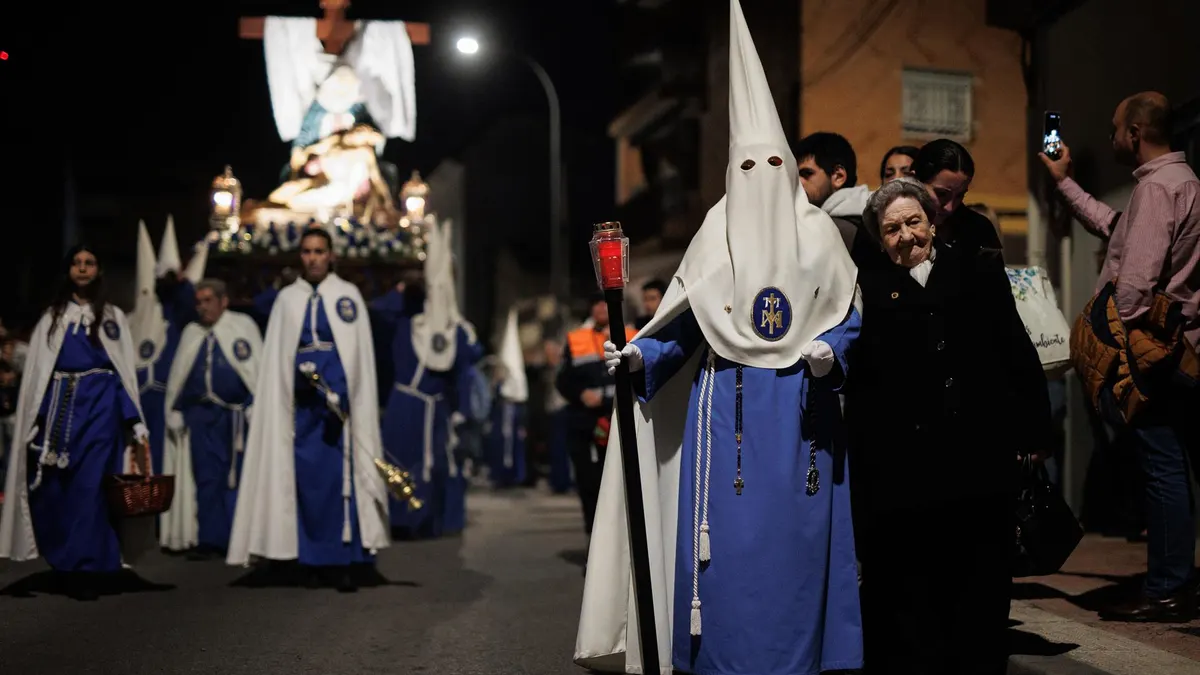 La saeta se apodera de la Semana Santa madrileña y sus balcones en Viernes Santo