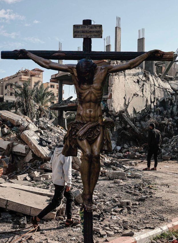El Santísimo Cristo de la Redención de Málaga en medio de una zona bombardeada de Gaza (2)