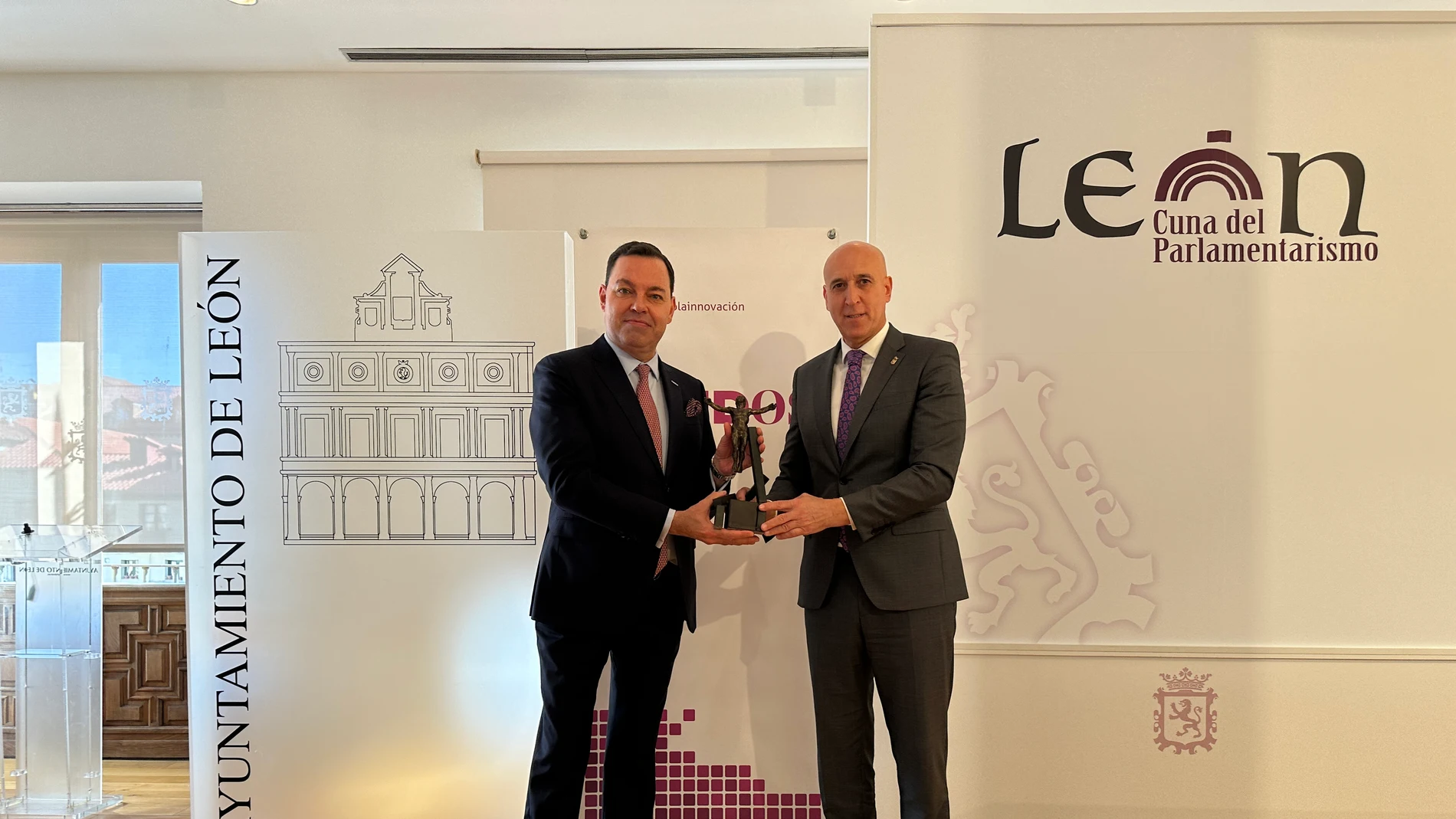 El alcalde de León, José Antonio Diez, acompañado del presidente de Fundos, José María Viejo, presentan los premios