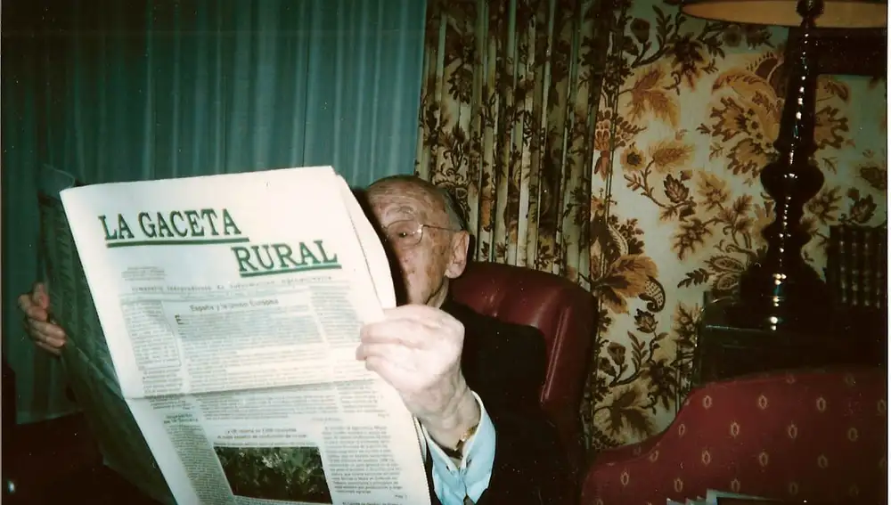 Eduardo de Rojas leyendo &quot;La gaceta rural&quot;, su periódico