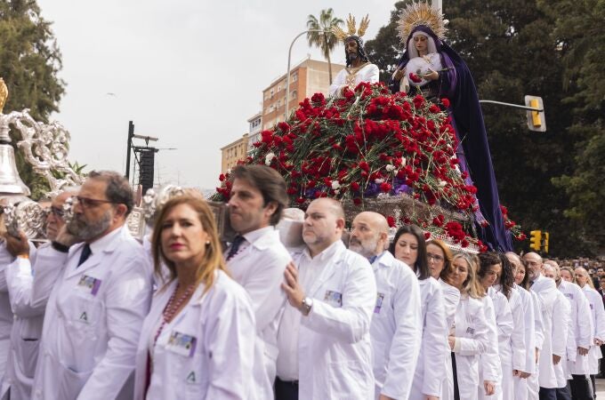 Varios sanitarios portan el trono de traslado de Nuestro Padre Jesús Cautivo y María Santísima Coronada de la Trinidad