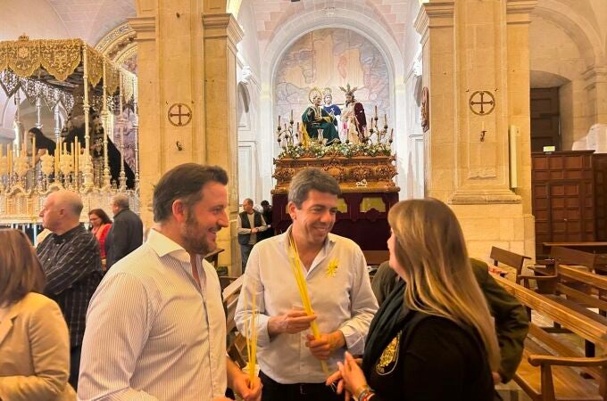 El presidente de la Generalitat Valenciana, Carlos Mazón, junto al alcalde de la localidad, Pablo Ruz