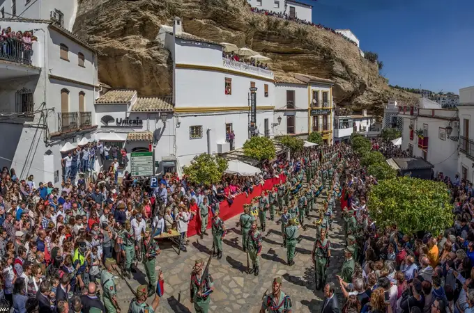 Semana Santa en Setenil de las Bodegas: tradición entre casas-cueva 