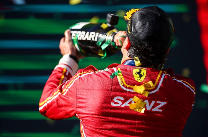 Carlos Sainz, en plena celebración por su victoria en Albert Park