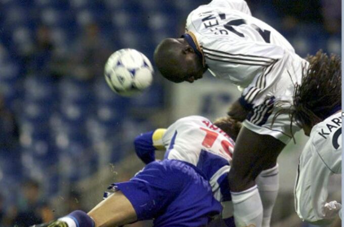 Geremi Ndjitap remata de cabeza en un partido contra el Espanyol